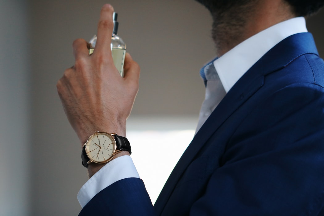 黒革ベルトの腕時計の魅力