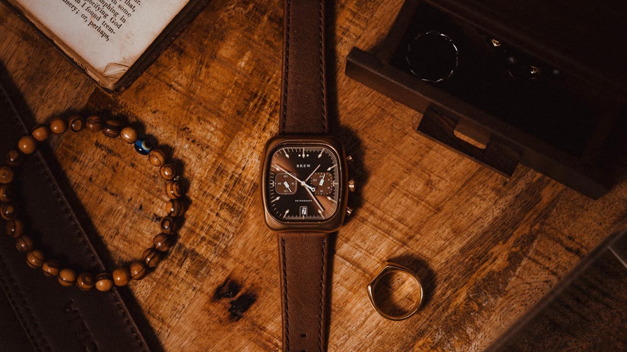 茶革ベルトの腕時計